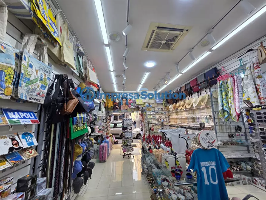 Immagine 16 di Negozio in vendita  in Via Duomo a Napoli