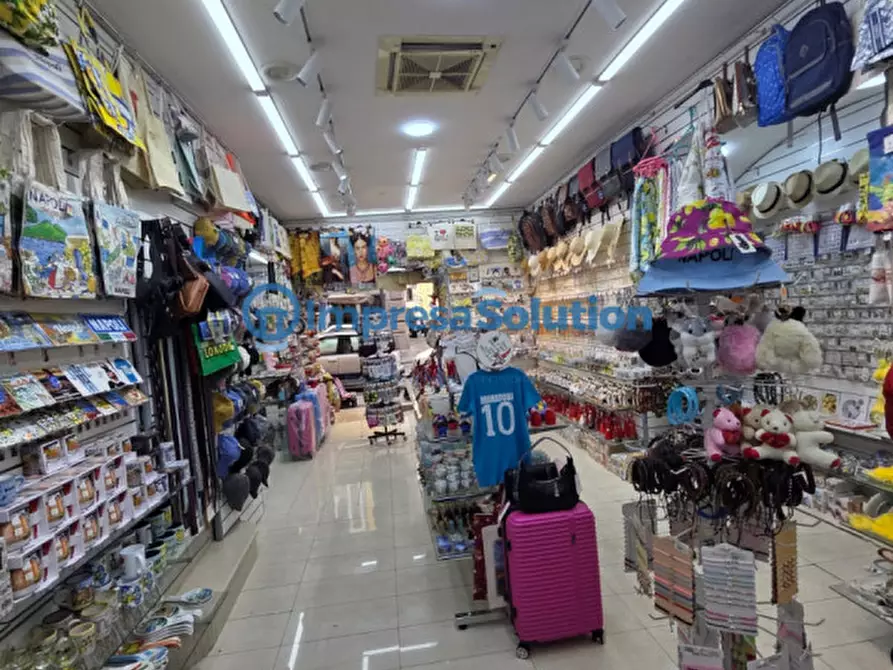 Immagine 17 di Negozio in vendita  in Via Duomo a Napoli