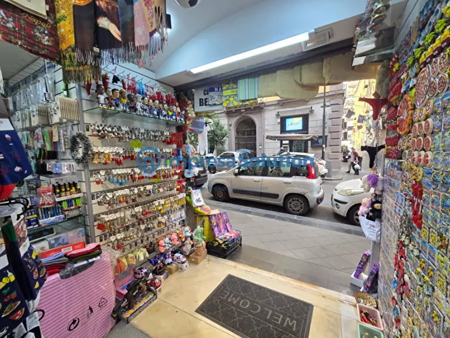 Immagine 18 di Negozio in vendita  in Via Duomo a Napoli