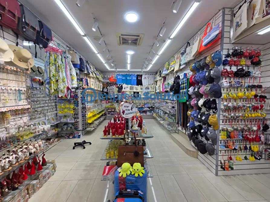 Immagine 19 di Negozio in vendita  in Via Duomo a Napoli