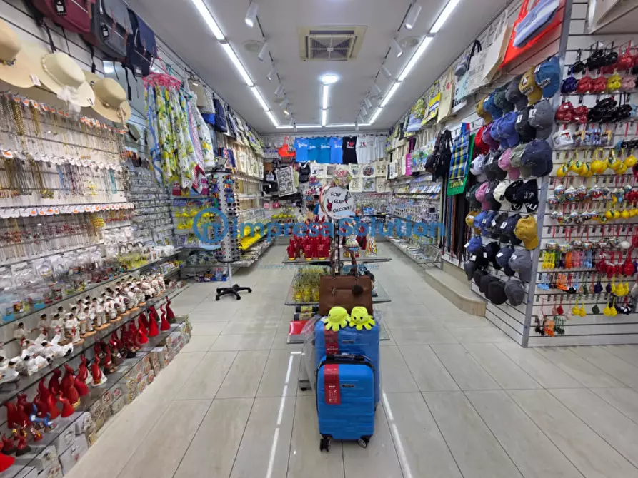 Immagine 20 di Negozio in vendita  in Via Duomo a Napoli