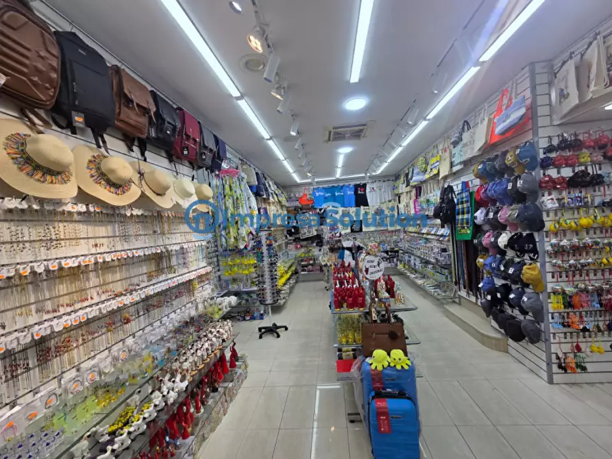 Immagine 21 di Negozio in vendita  in Via Duomo a Napoli