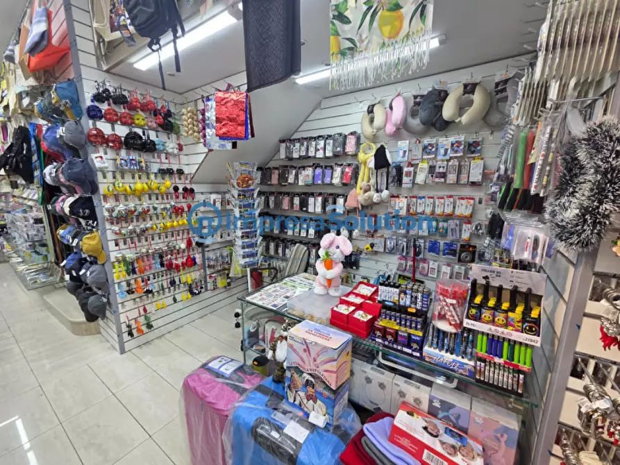 Immagine 22 di Negozio in vendita  in Via Duomo a Napoli