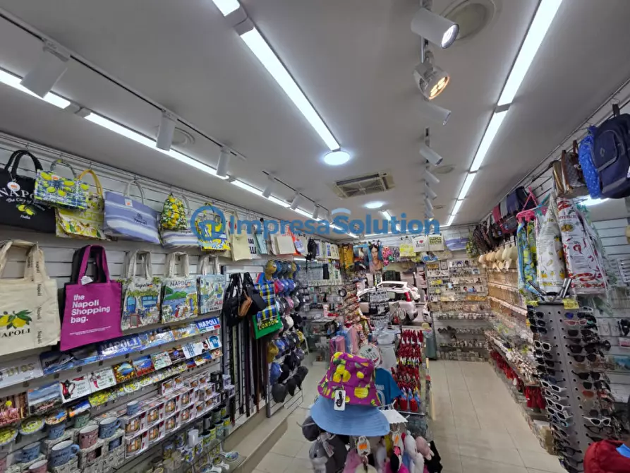 Immagine 24 di Negozio in vendita  in Via Duomo a Napoli