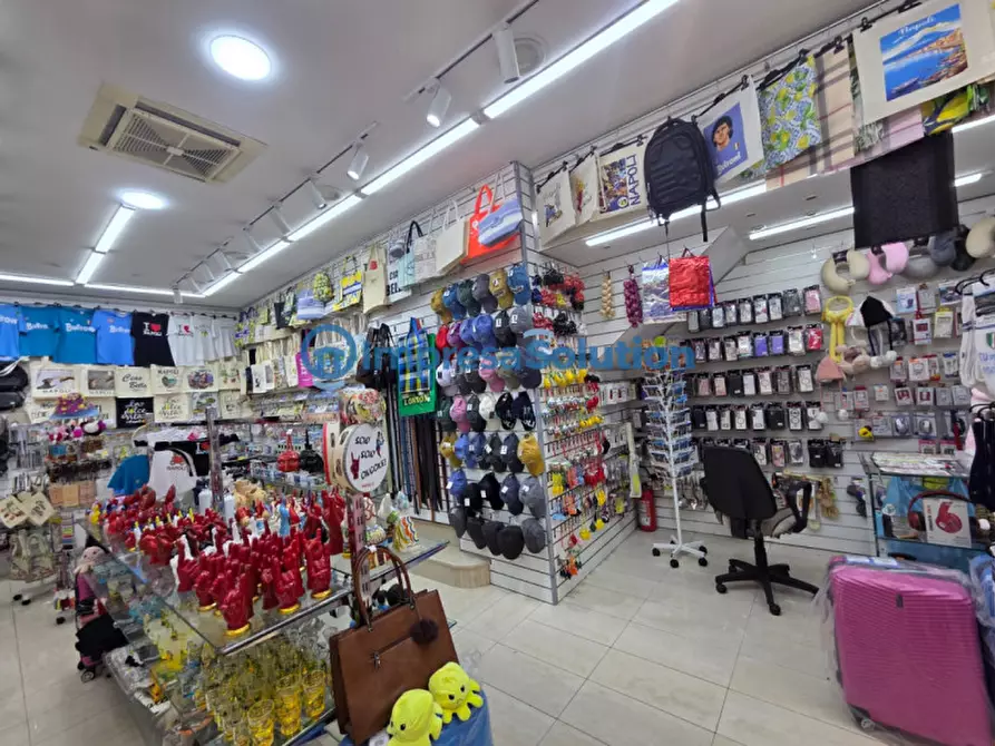 Immagine 29 di Negozio in vendita  in Via Duomo a Napoli