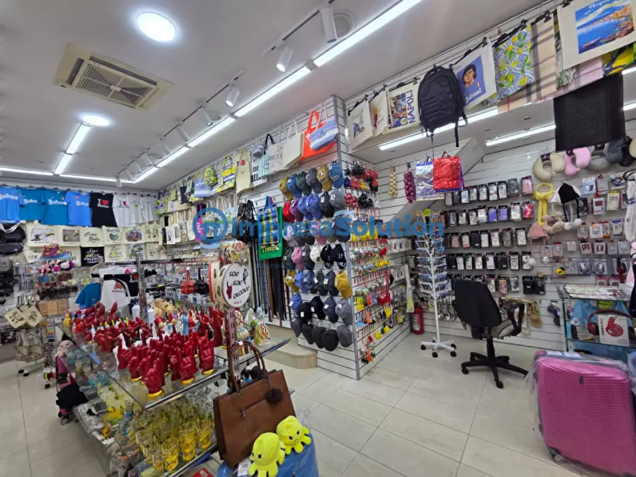 Immagine 30 di Negozio in vendita  in Via Duomo a Napoli