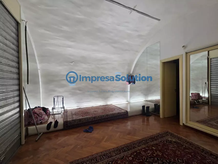 Immagine 32 di Negozio in vendita  in Via Duomo a Napoli