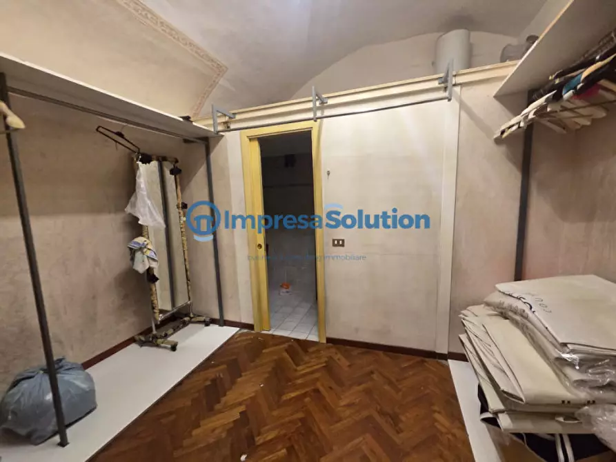 Immagine 34 di Negozio in vendita  in Via Duomo a Napoli