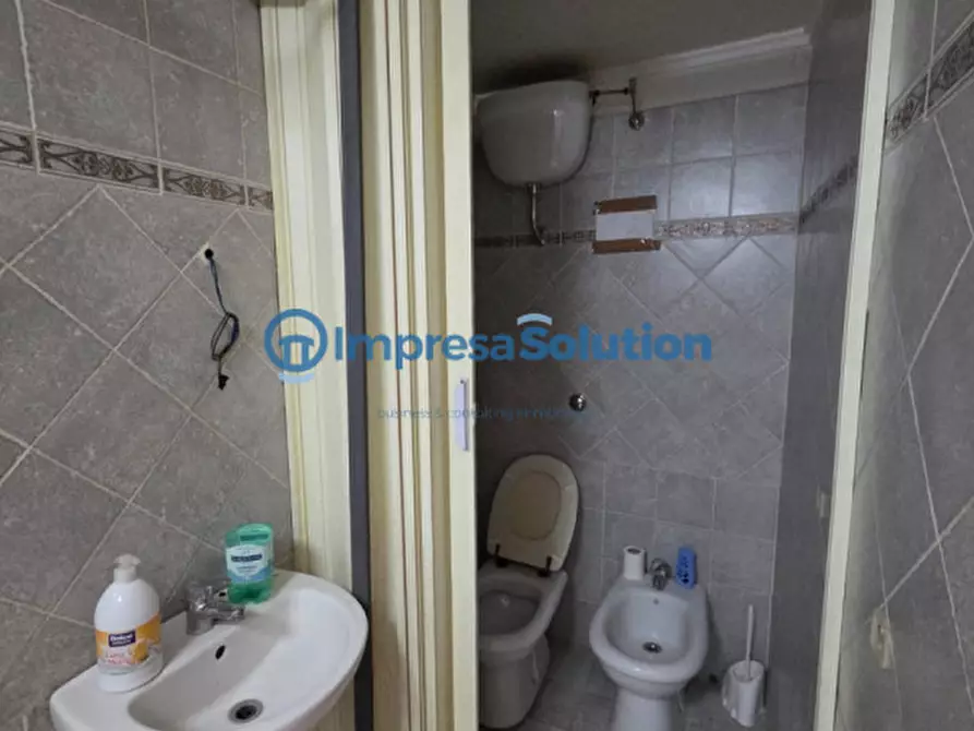 Immagine 35 di Negozio in vendita  in Via Duomo a Napoli