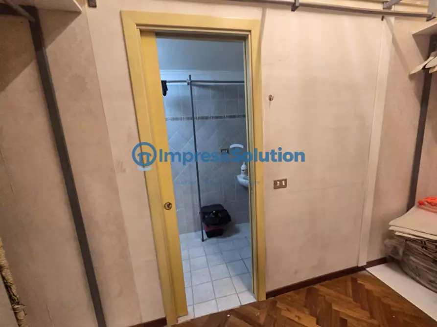 Immagine 36 di Negozio in vendita  in Via Duomo a Napoli