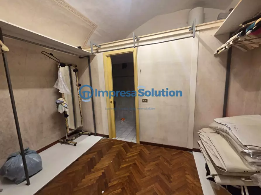 Immagine 37 di Negozio in vendita  in Via Duomo a Napoli