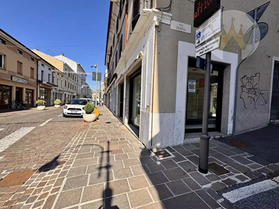 Immagine 4 di Negozio in vendita  in Corso del Popolo 40 a Monfalcone