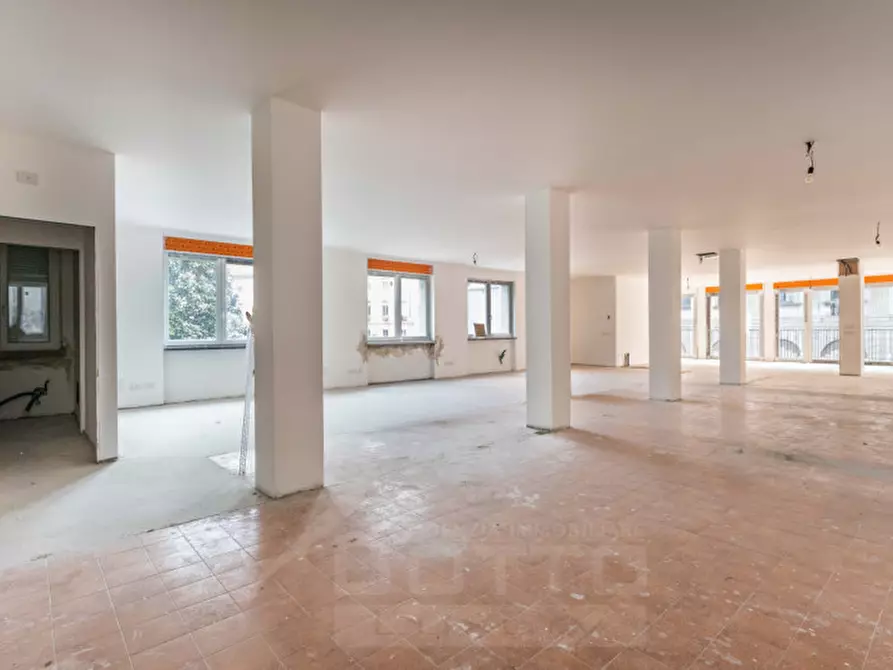 Immagine 10 di Ufficio in vendita  in Corso della Liberazione 85 a Arona
