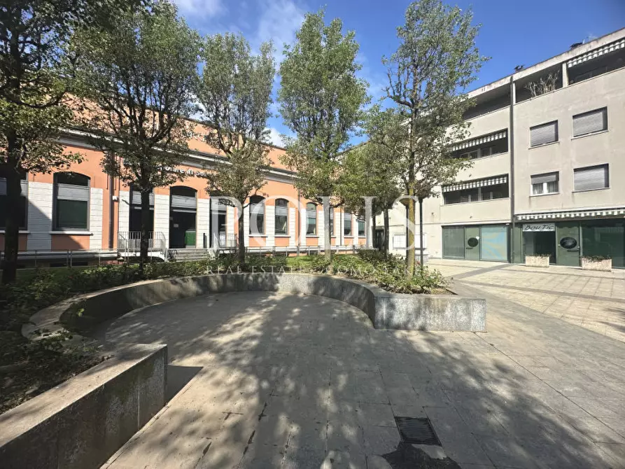 Immagine 17 di Negozio in affitto  a Como
