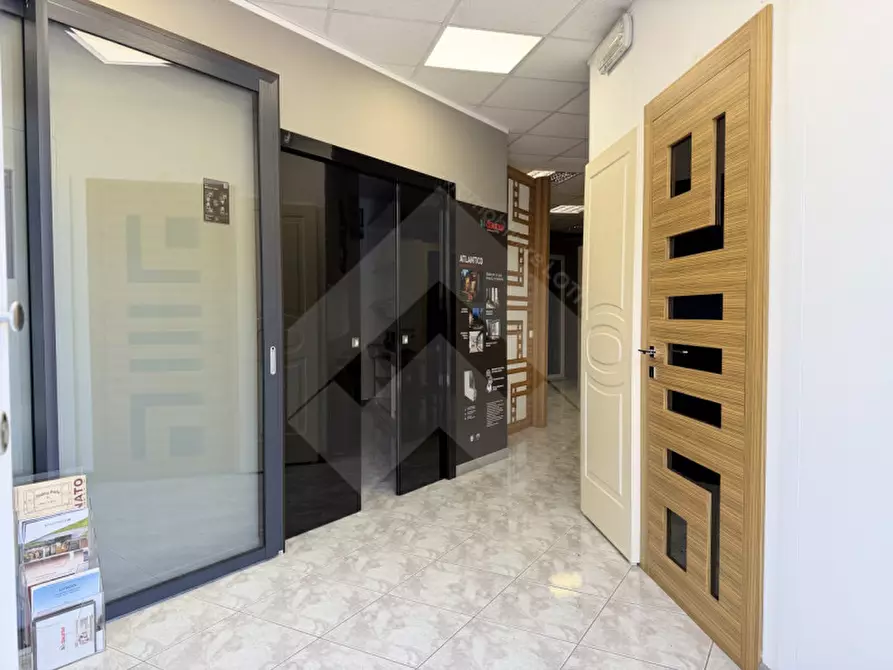 Immagine 2 di Negozio in vendita  in Via Barletta, 153-155 a Andria