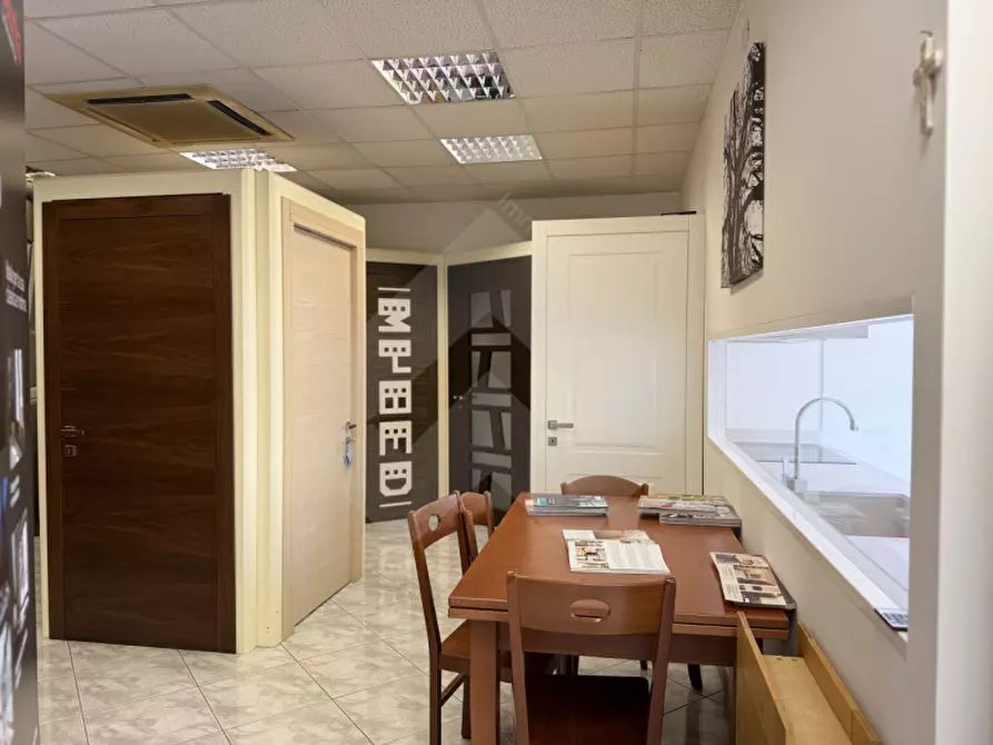 Immagine 4 di Negozio in vendita  in Via Barletta, 153-155 a Andria