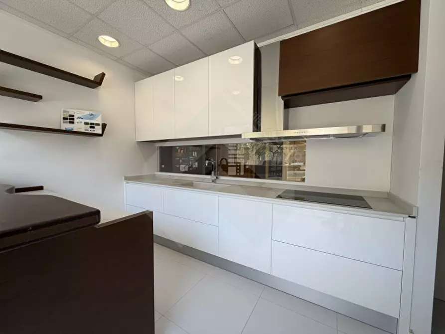 Immagine 8 di Negozio in vendita  in Via Barletta, 153-155 a Andria