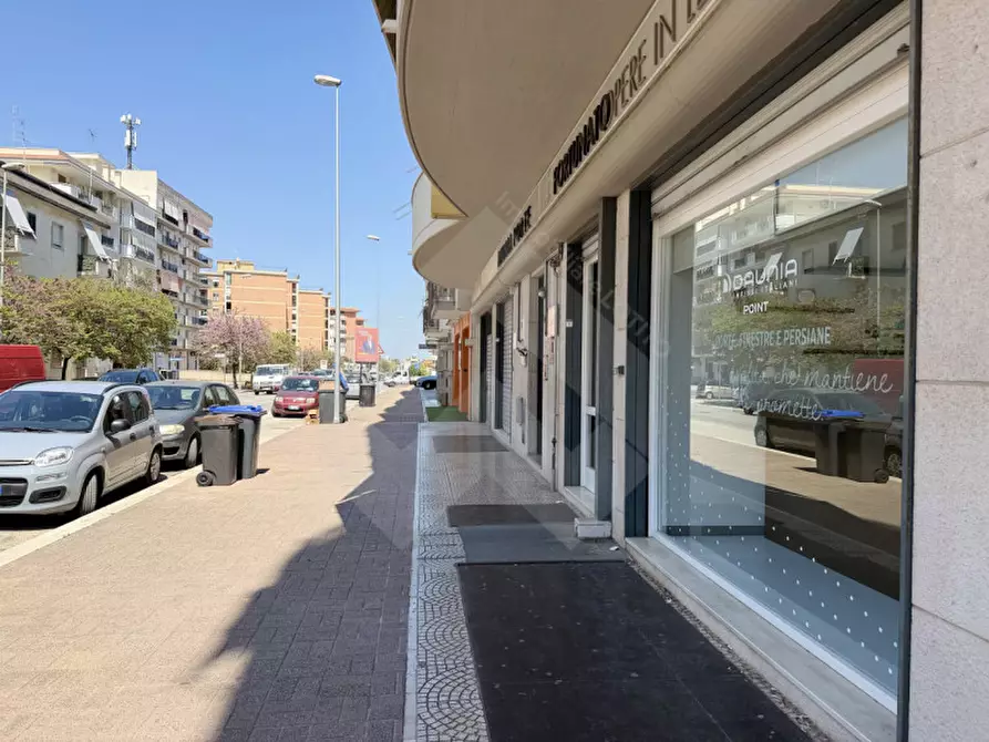 Immagine 9 di Negozio in vendita  in Via Barletta, 153-155 a Andria