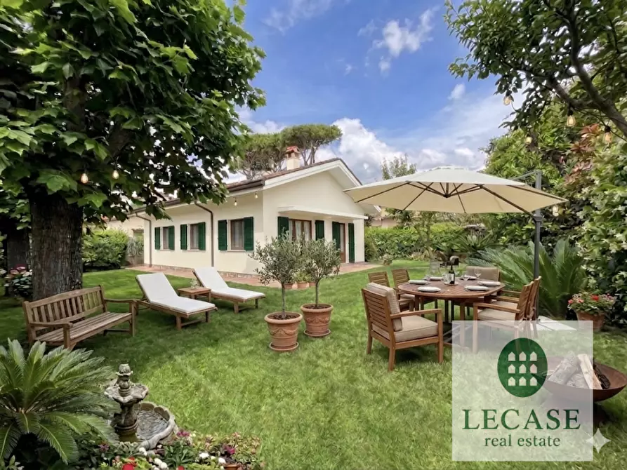 Immagine 1 di Villa in vendita  in Via Donati a Forte Dei Marmi