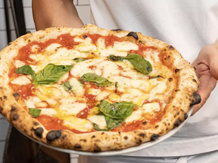 Immagine 1 di Attività commerciale in affitto  a Torri Del Benaco