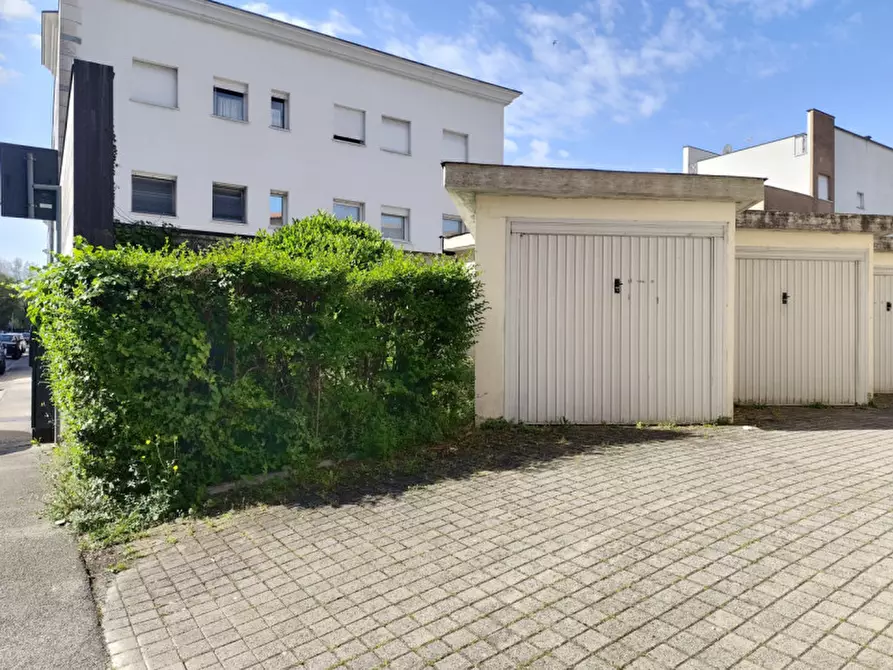 Immagine 1 di Garage in vendita  a Vicenza
