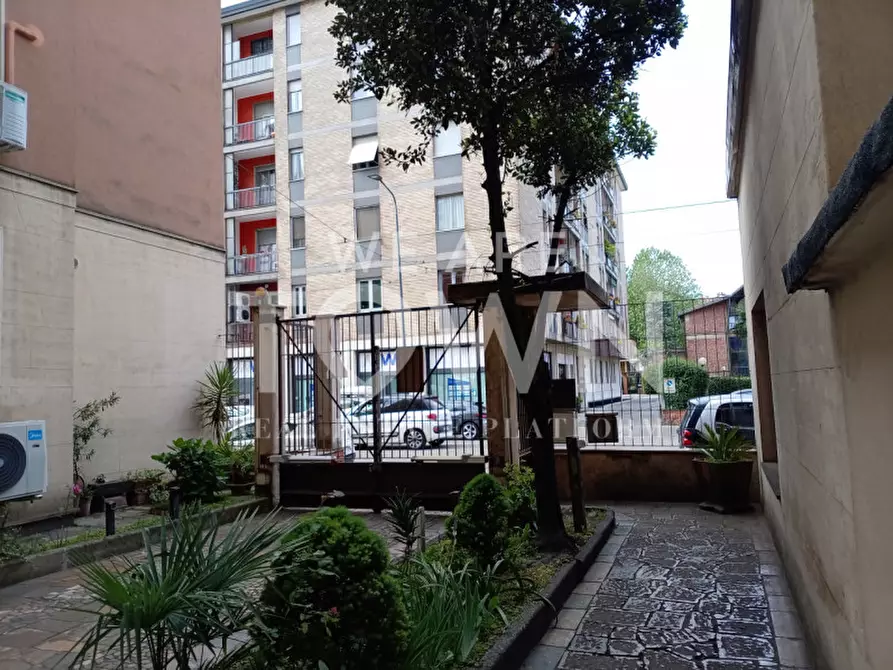 Immagine 25 di Negozio in affitto  in Viale Carlo Espinasse 84 a Milano