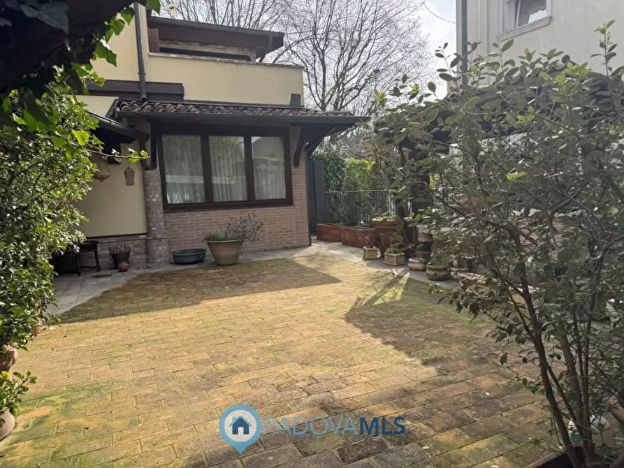 Immagine 2 di Villa in affitto  in Via Friuli a Padova