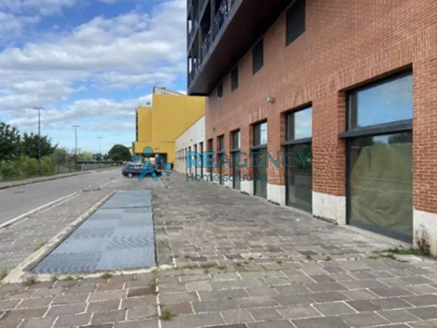 Immagine 7 di Negozio in affitto  in Via Darsena a Ferrara