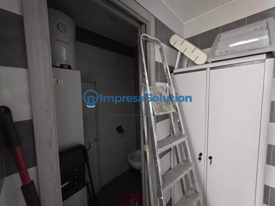 Immagine 13 di Negozio in affitto  in Via Diocleziano a Napoli