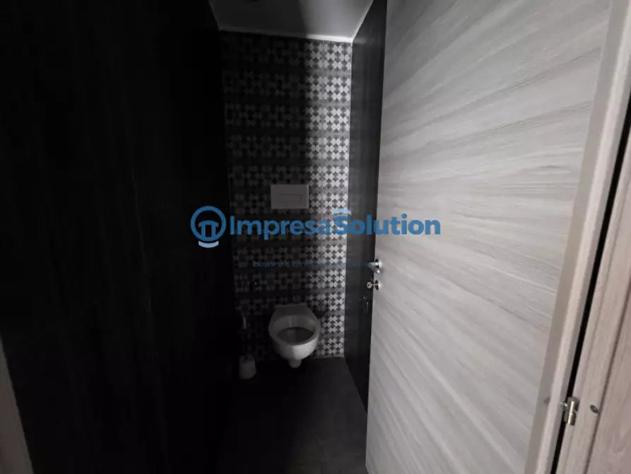 Immagine 15 di Negozio in affitto  in Via Diocleziano a Napoli