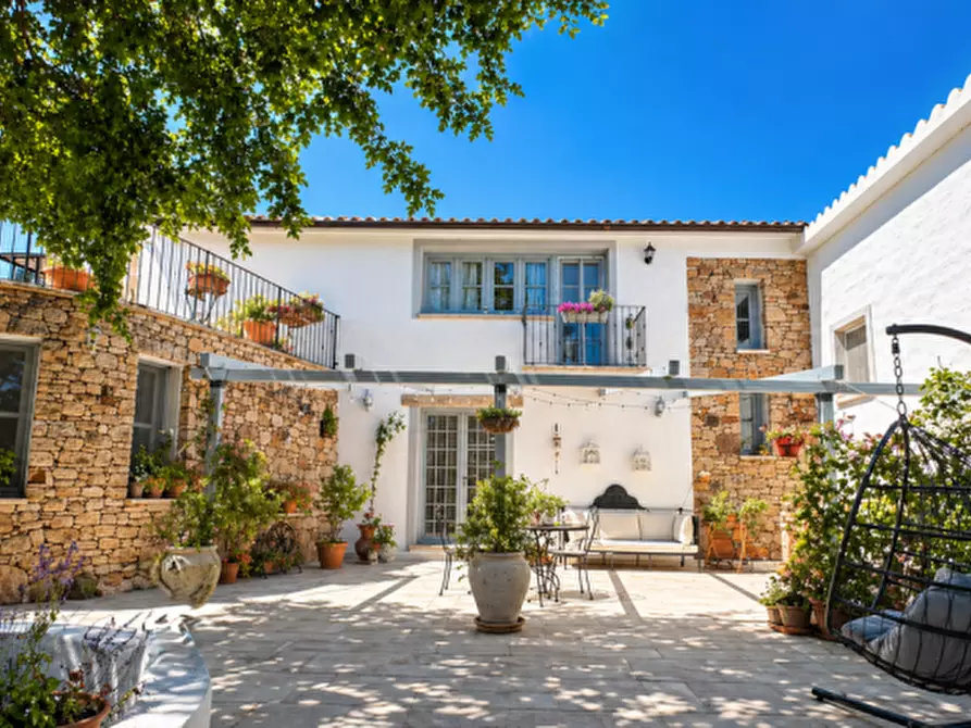 Immagine 1 di Villa in vendita  in VIA SOLE RUIU a Olbia