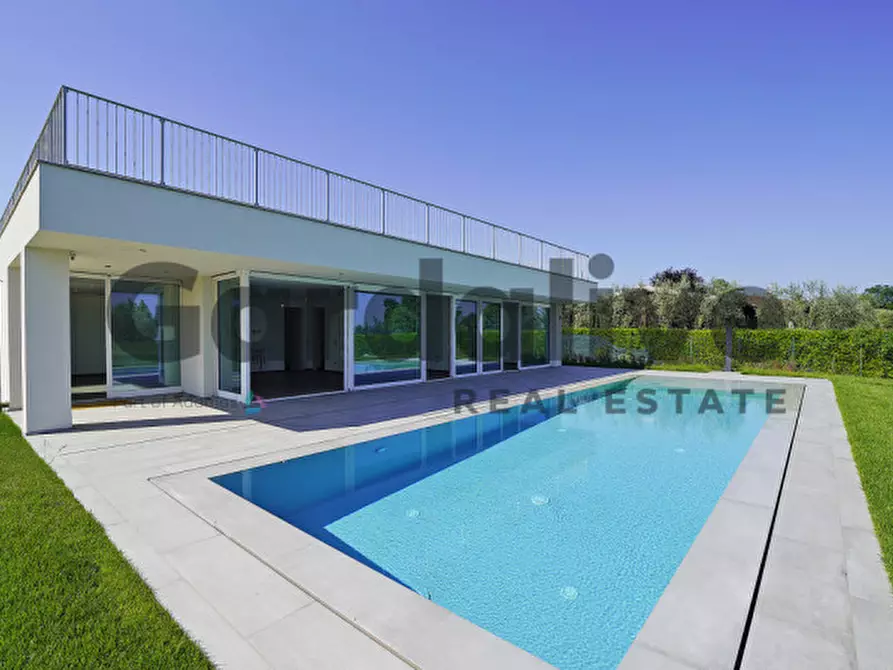 Immagine 1 di Villa in vendita  in Via San Martino a Manerba Del Garda
