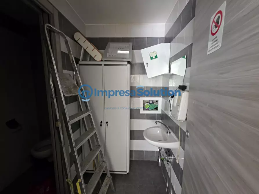 Immagine 14 di Negozio in vendita  in Via Diocleziano a Napoli