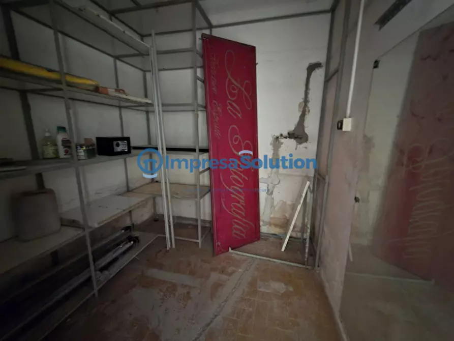 Immagine 10 di Negozio in vendita  in Via Diocleziano a Napoli