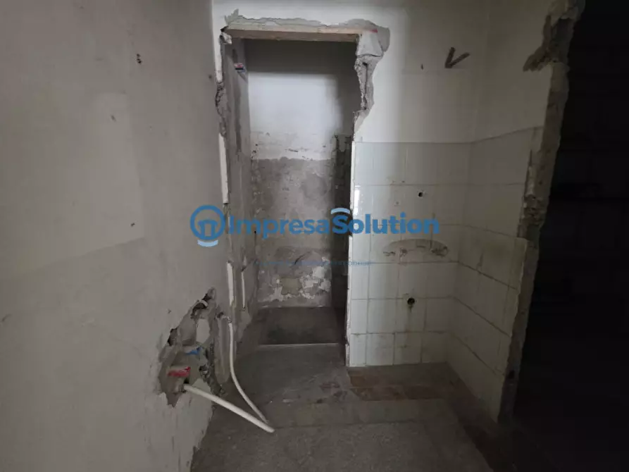 Immagine 11 di Negozio in vendita  in Via Diocleziano a Napoli