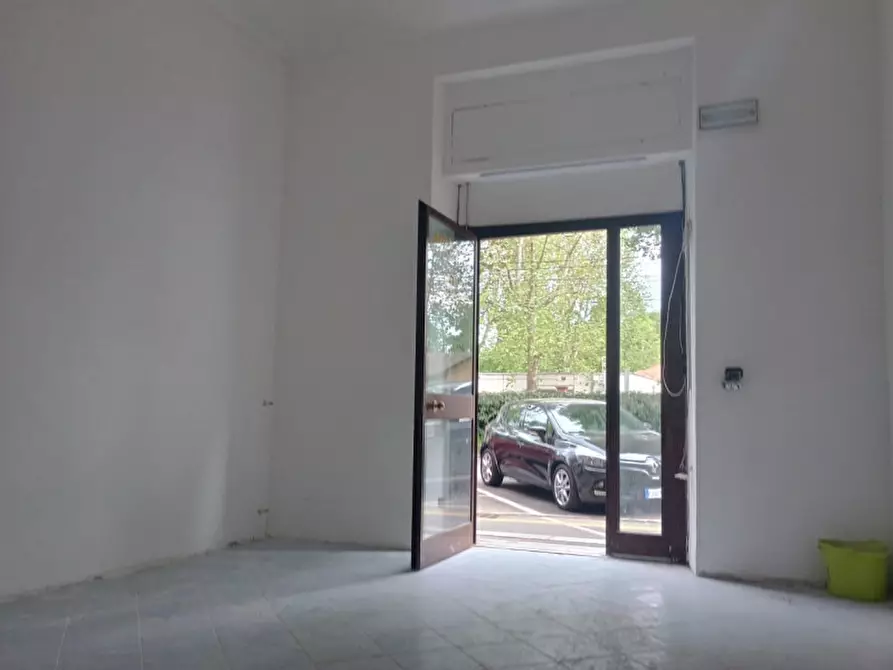 Immagine 5 di Negozio in vendita  in Corso Svizzera 145 a Torino