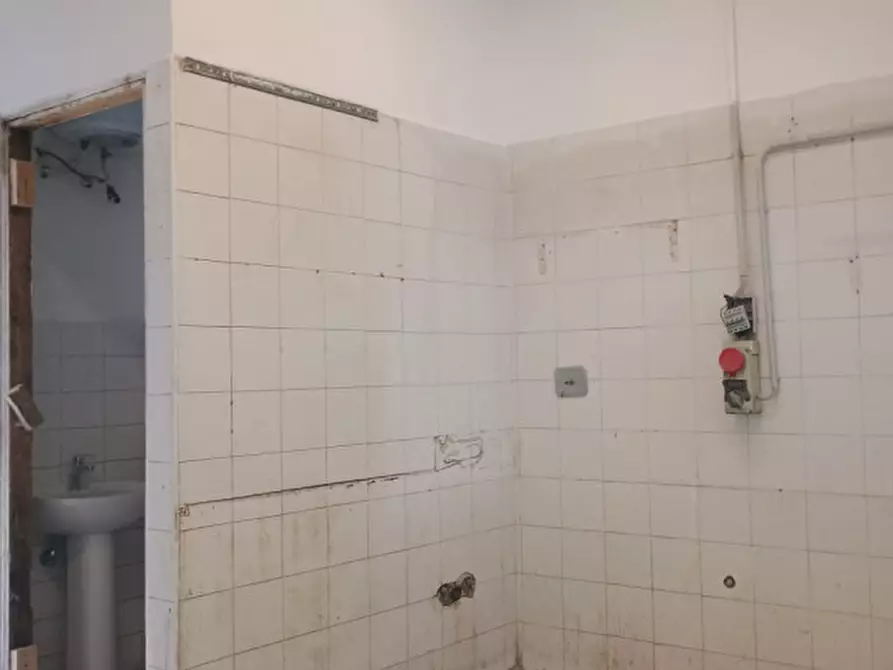 Immagine 11 di Negozio in vendita  in Corso Svizzera 145 a Torino