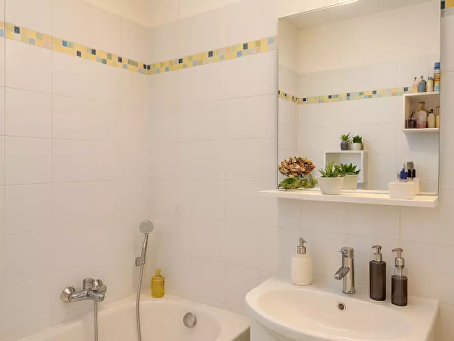 Immagine 25 di Appartamento in vendita  in Via Borgosesia a Roma