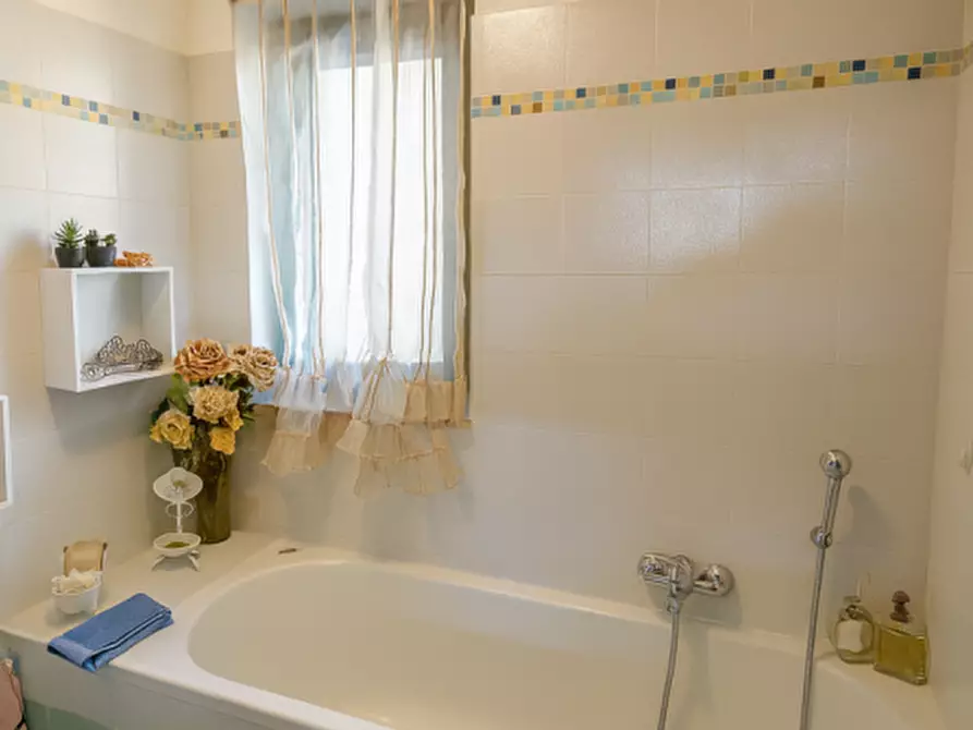 Immagine 26 di Appartamento in vendita  in Via Borgosesia a Roma