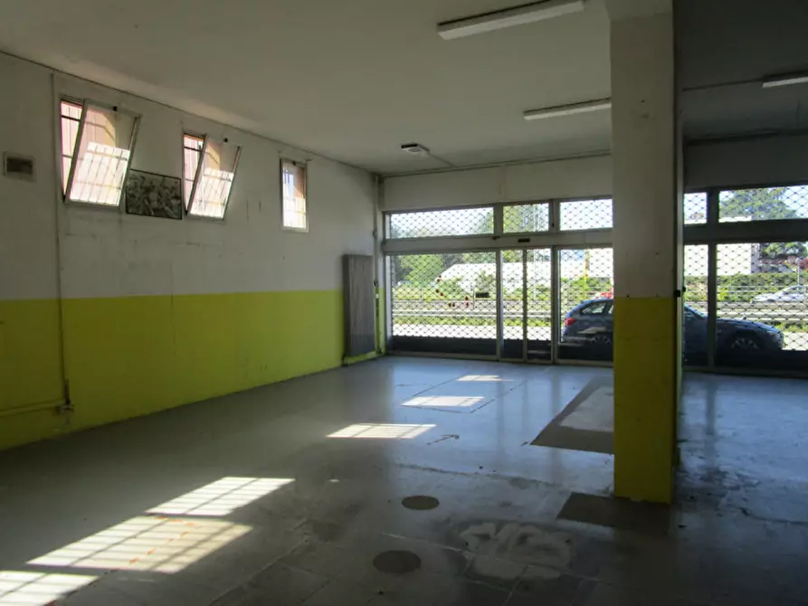 Immagine 1 di Negozio in vendita  in Viale dell'Industria a Padova