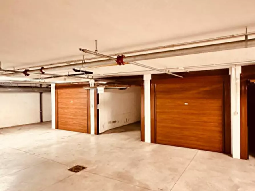 Immagine 2 di Garage in vendita  in Via Gerolamo Borgazzi a Milano