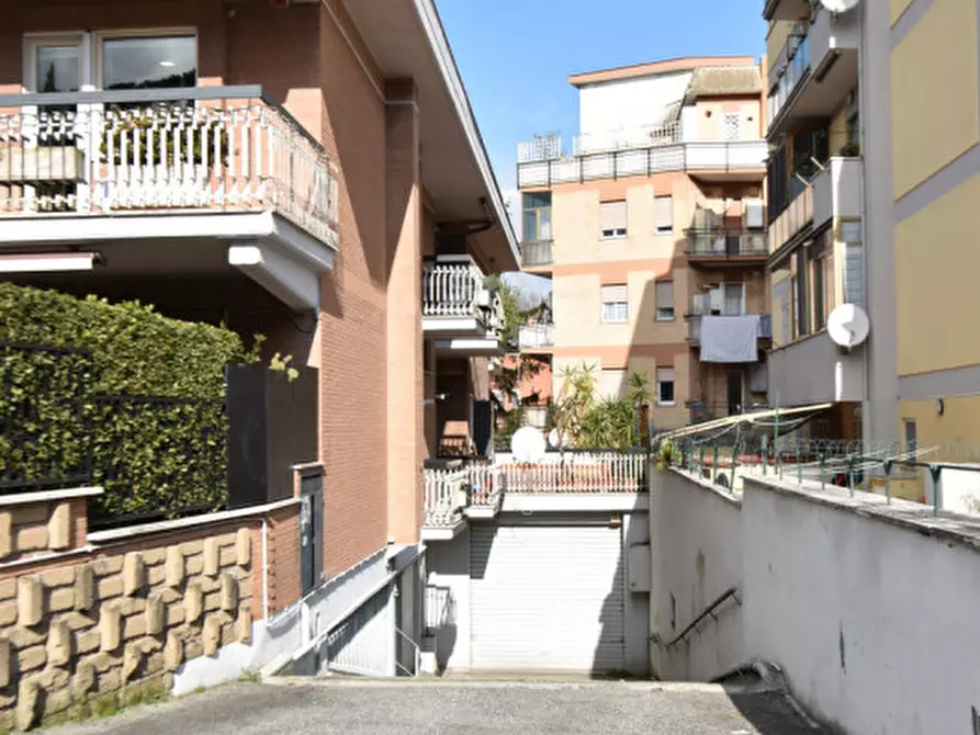 Immagine 1 di Negozio in vendita  in Via Portuense a Roma