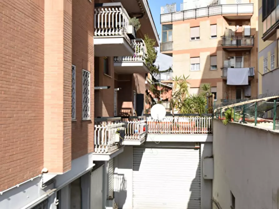 Immagine 3 di Negozio in vendita  in Via Portuense a Roma