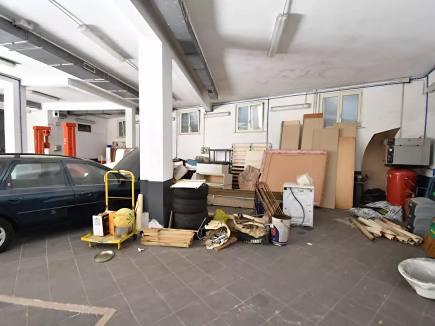 Immagine 9 di Negozio in vendita  in Via Portuense a Roma