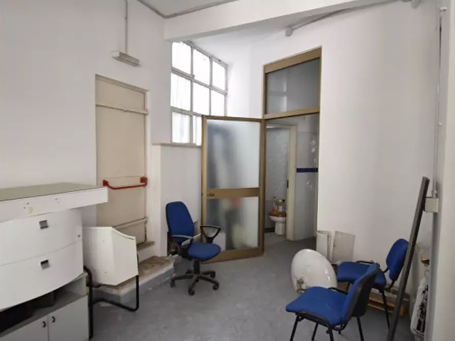 Immagine 11 di Negozio in vendita  in Via Portuense a Roma