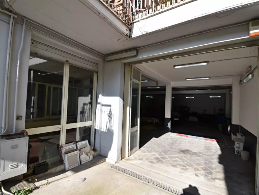 Immagine 13 di Negozio in vendita  in Via Portuense a Roma