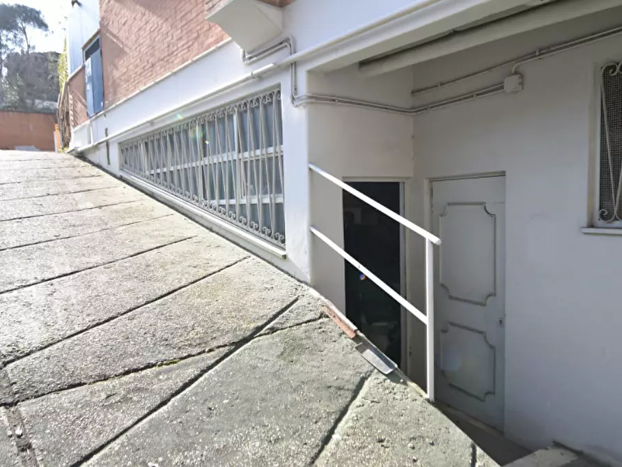 Immagine 19 di Negozio in vendita  in Via Portuense a Roma