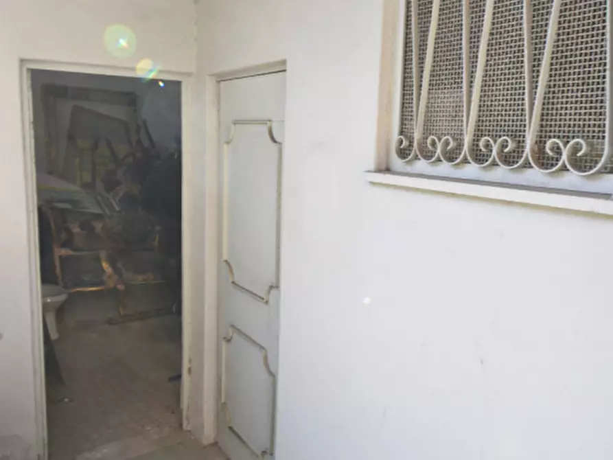 Immagine 20 di Negozio in vendita  in Via Portuense a Roma