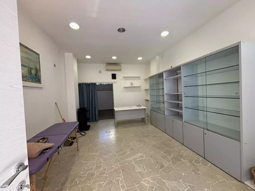 Immagine 1 di Negozio in affitto  in VIA GORDIGIANI a Firenze
