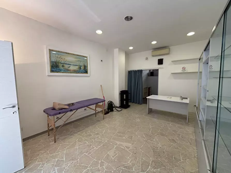 Immagine 2 di Negozio in affitto  in VIA GORDIGIANI a Firenze